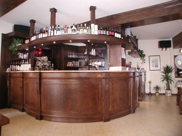 Pubs, wine shops and wine bars