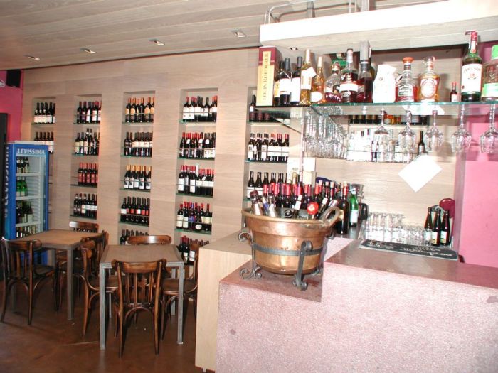 Pubs, wine shops and wine bars