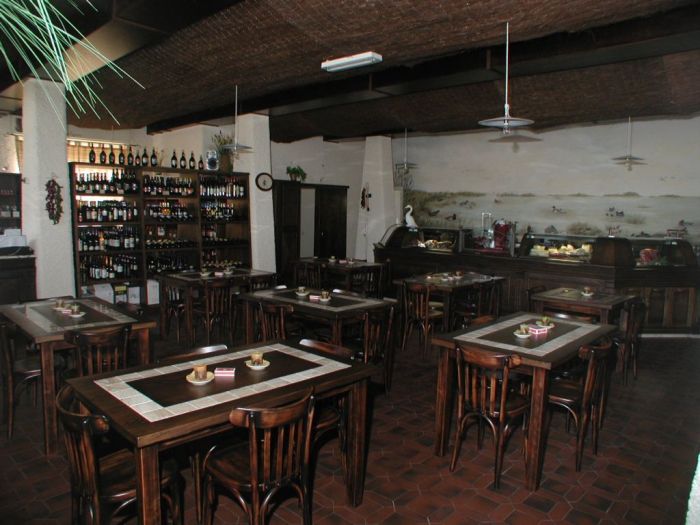 Restaurants and pizzerias