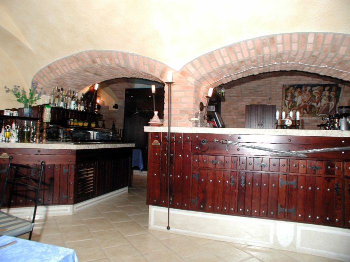 Restaurants and pizzerias